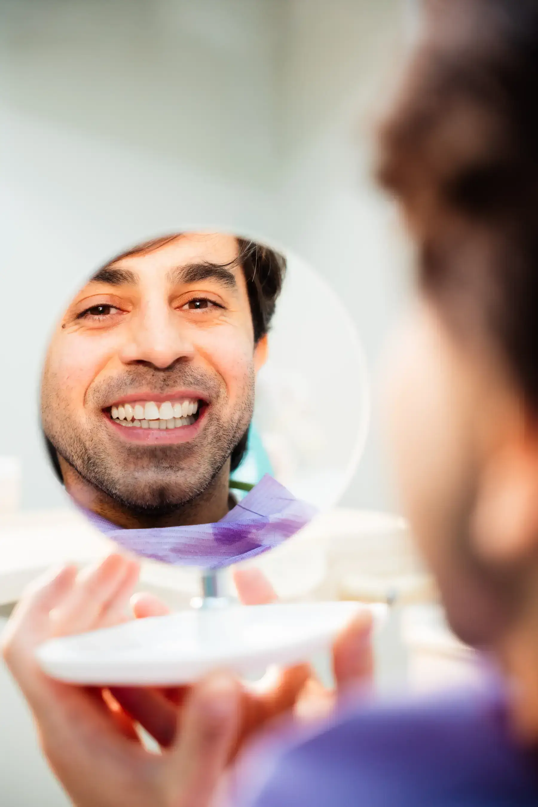 Blanqueamiento dental profesional — paciente con sonrisa más clara después del tratamiento en Oral Health Recoleta