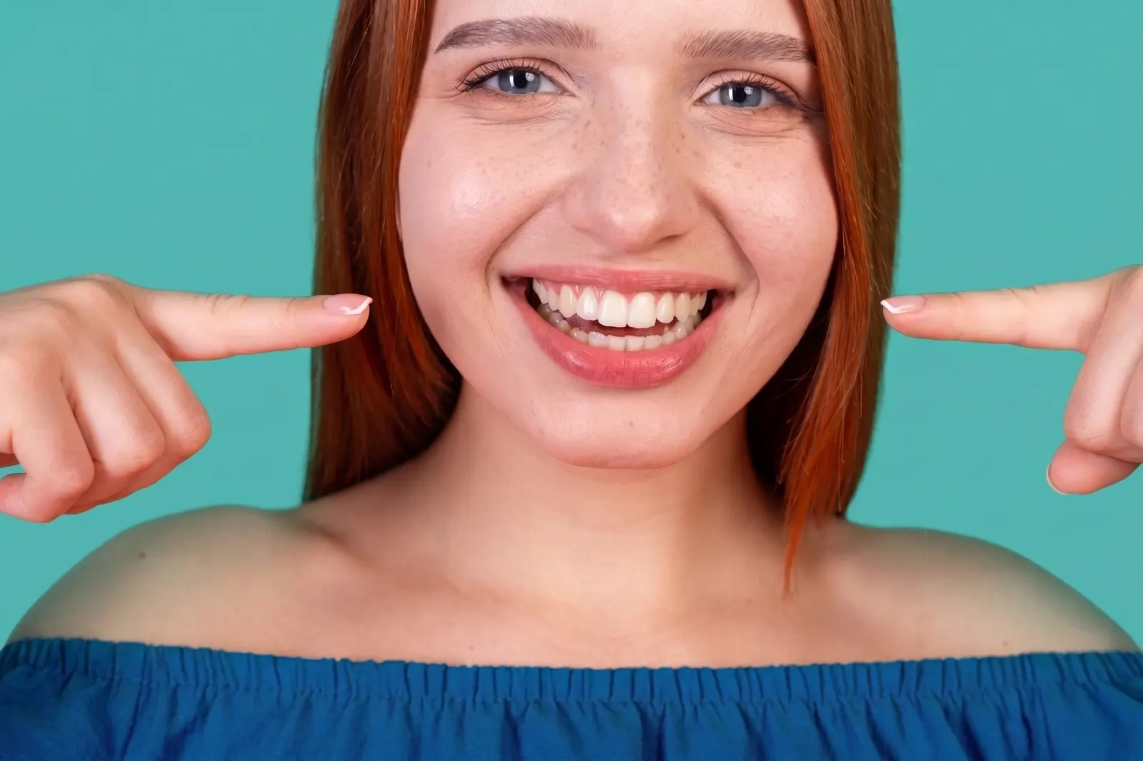 Persona sonriendo con dientes alineados